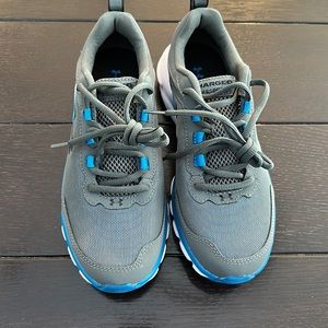 Brand new men's size 8 under armour shoes.